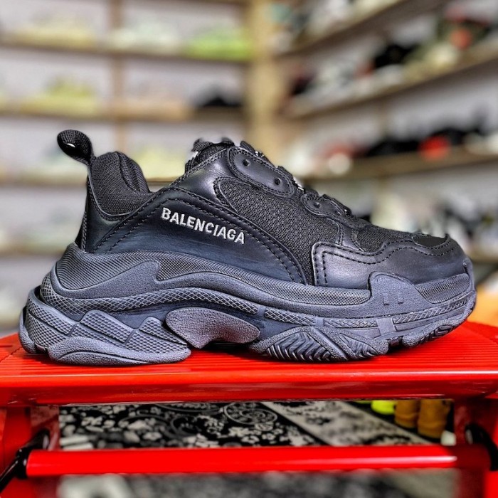 Ba*len*cia*ga triple s sneaker black color