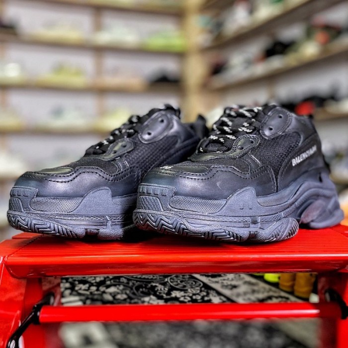 Ba*len*cia*ga triple s sneaker black color