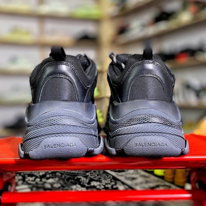 Ba*len*cia*ga triple s sneaker black color