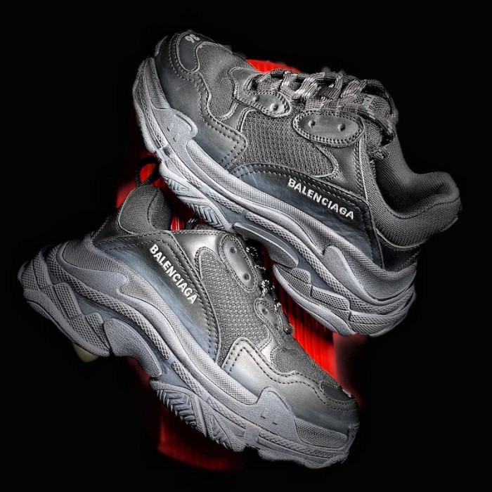 Ba*len*cia*ga triple s sneaker black color