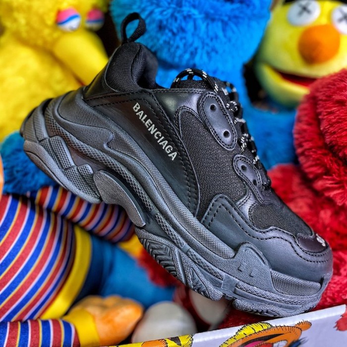 Ba*len*cia*ga triple s sneaker black color