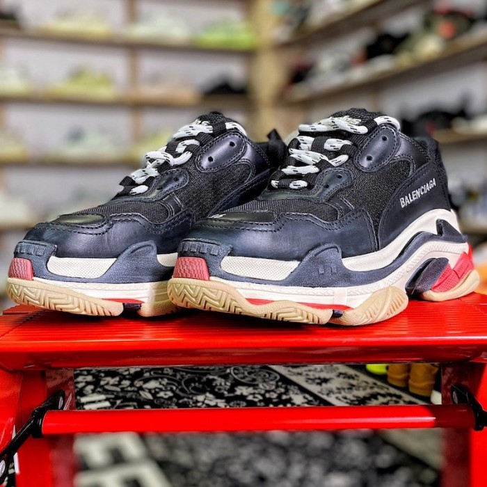 Ba*len*cia*ga triple s sneaker black / red