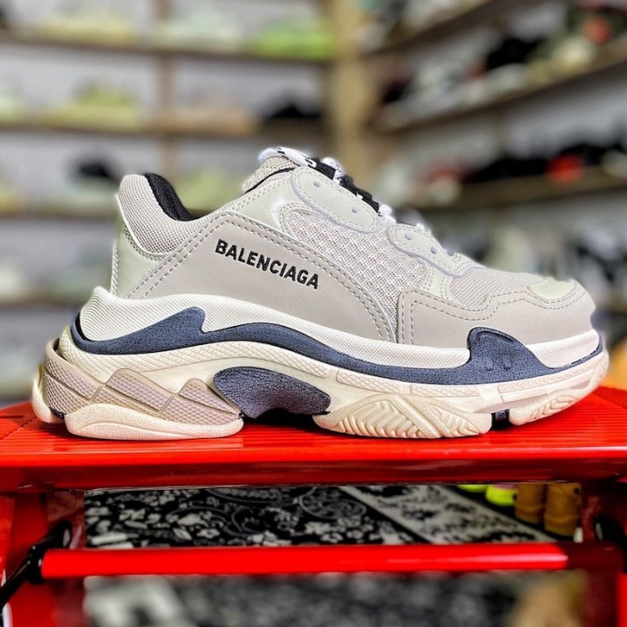 Ba*len*cia*ga triple s sneaker grey color
