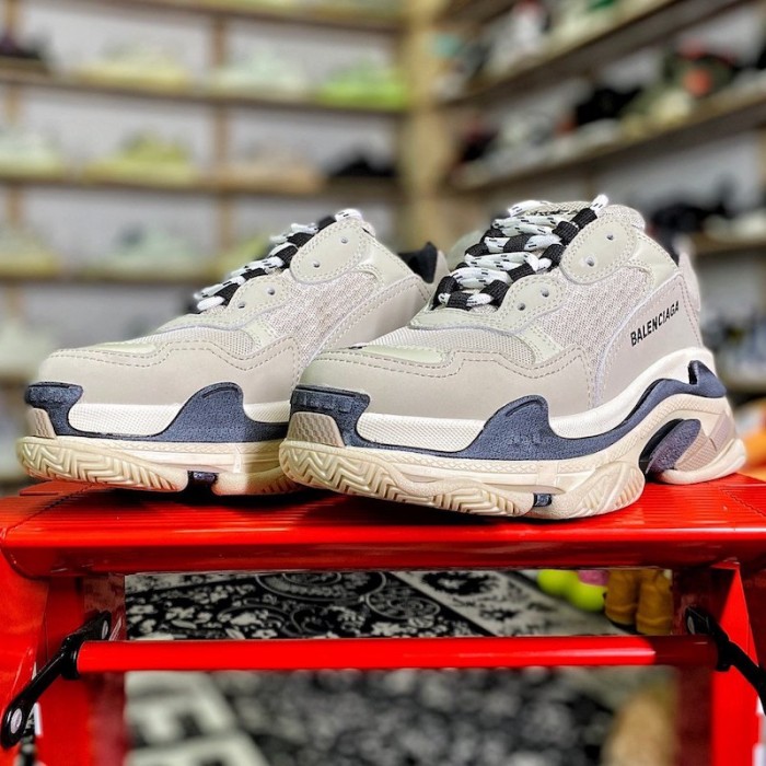 Ba*len*cia*ga triple s sneaker grey color