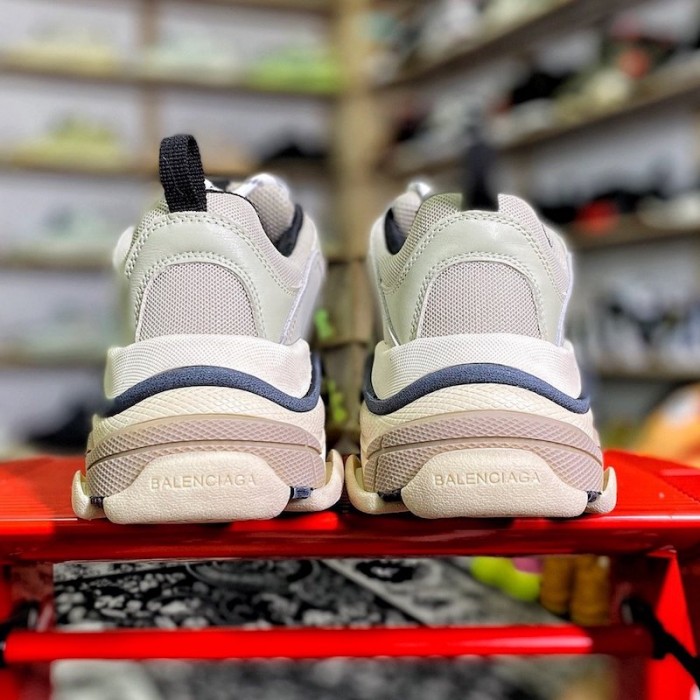 Ba*len*cia*ga triple s sneaker grey color