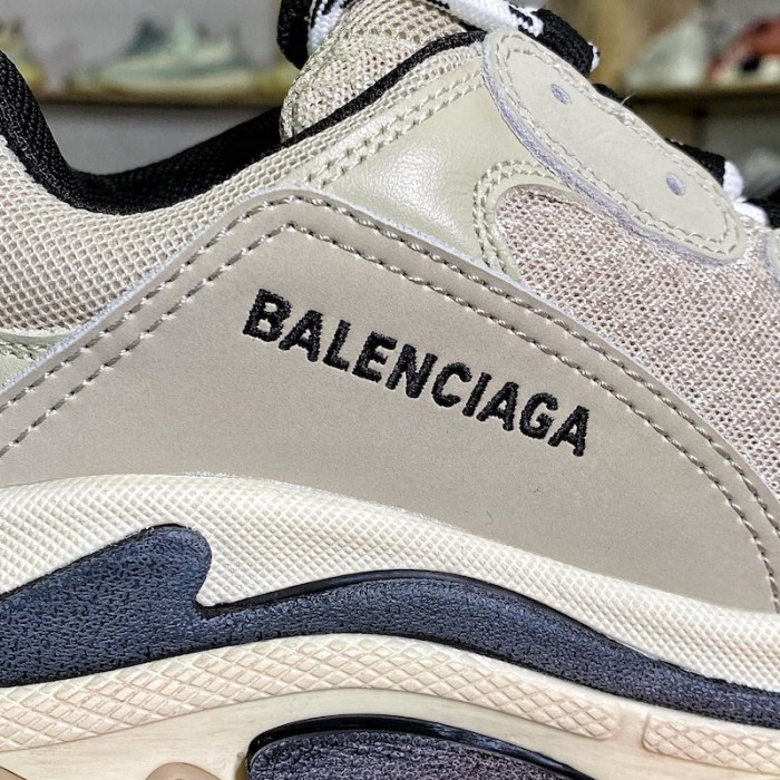 Ba*len*cia*ga triple s sneaker grey color