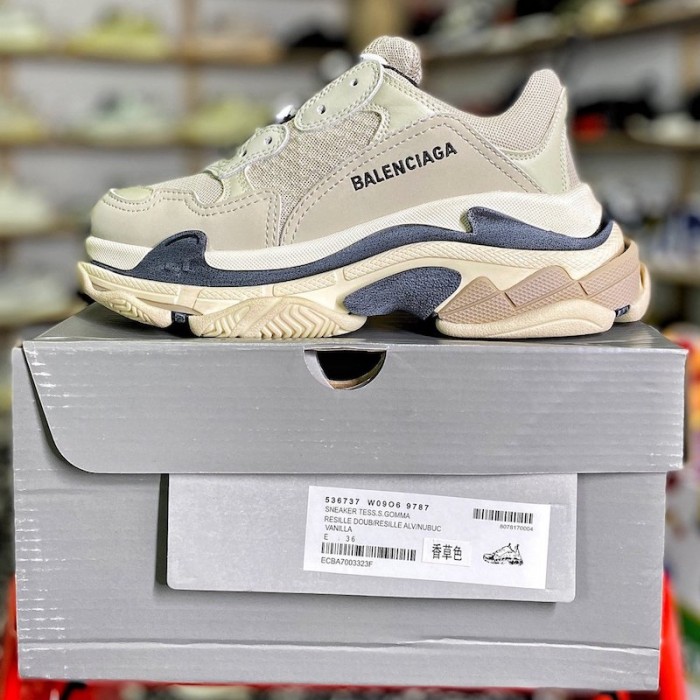 Ba*len*cia*ga triple s sneaker grey color