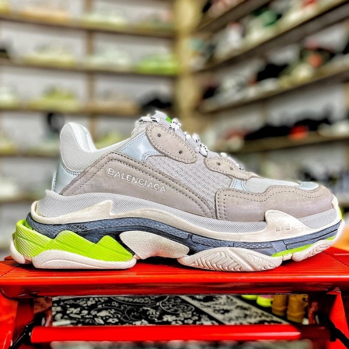 Ba*len*cia*ga triple s sneaker grey / green color