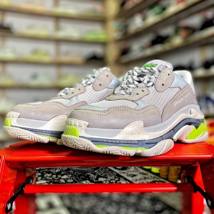 Ba*len*cia*ga triple s sneaker grey / green color
