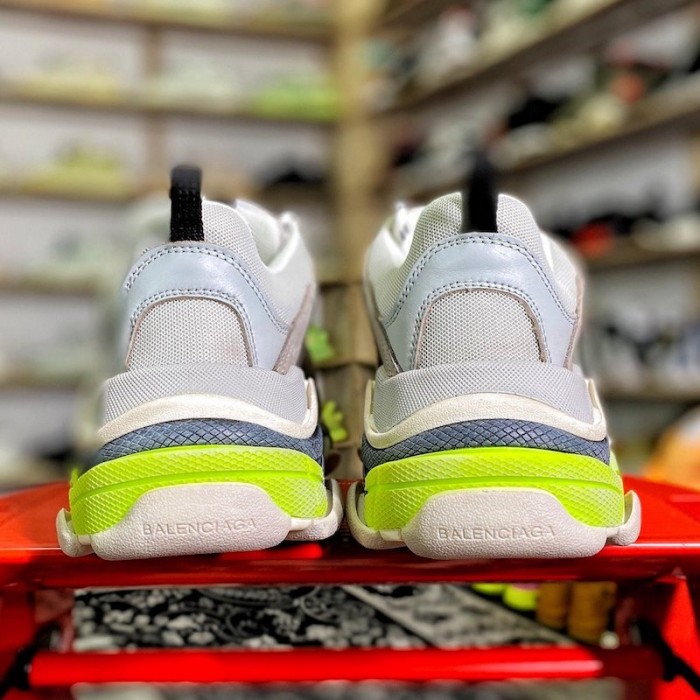 Ba*len*cia*ga triple s sneaker grey / green color