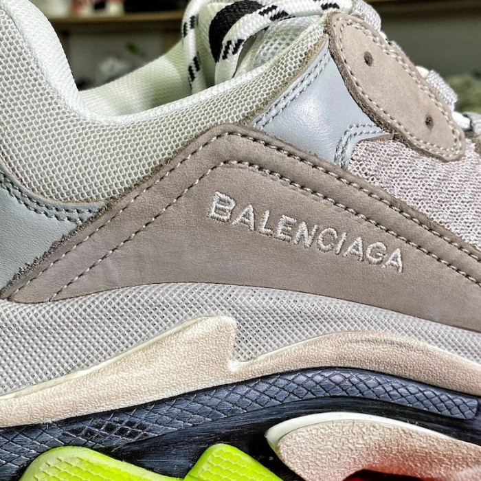 Ba*len*cia*ga triple s sneaker grey / green color