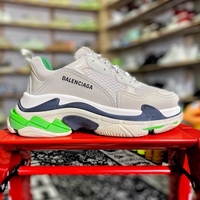 Ba*len*cia*ga triple s sneaker green / grey color