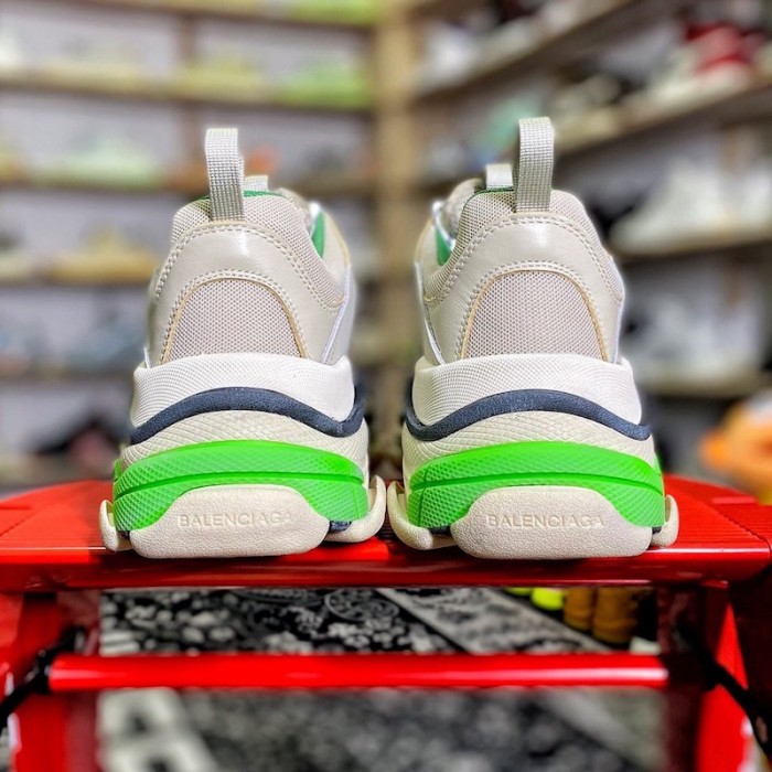 Ba*len*cia*ga triple s sneaker green / grey color