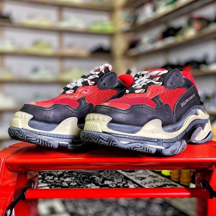 Ba*len*cia*ga triple s sneaker red / black