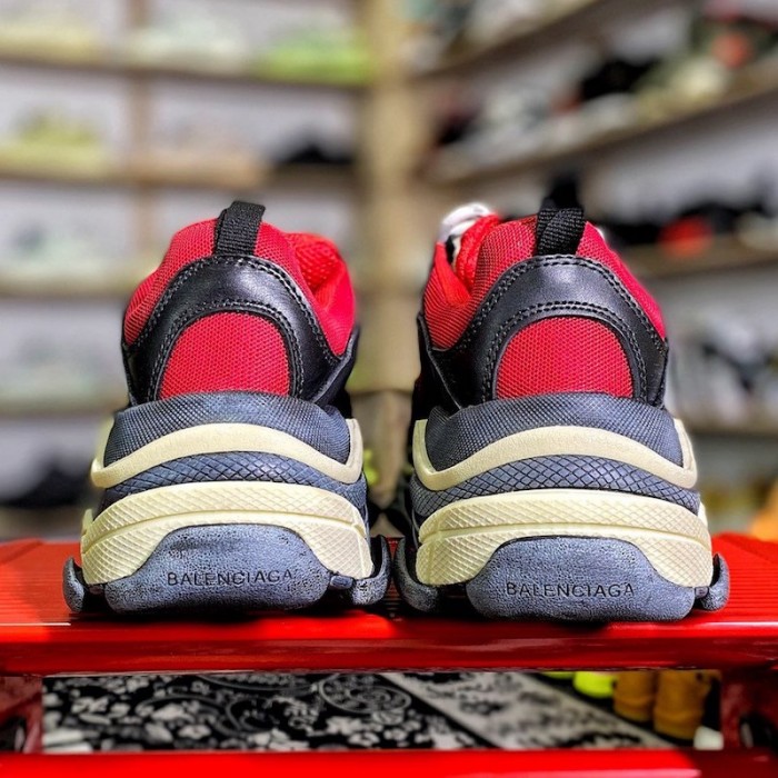 Ba*len*cia*ga triple s sneaker red / black