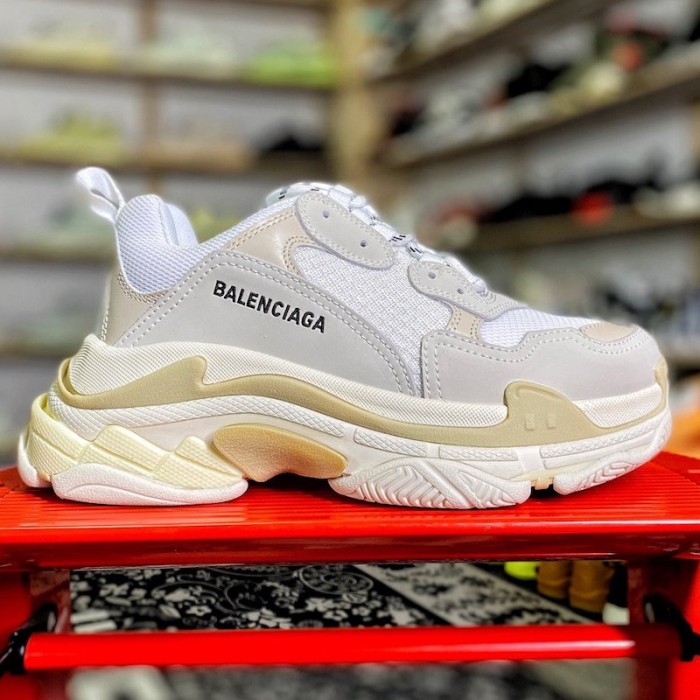 Ba*len*cia*ga triple s sneaker white color