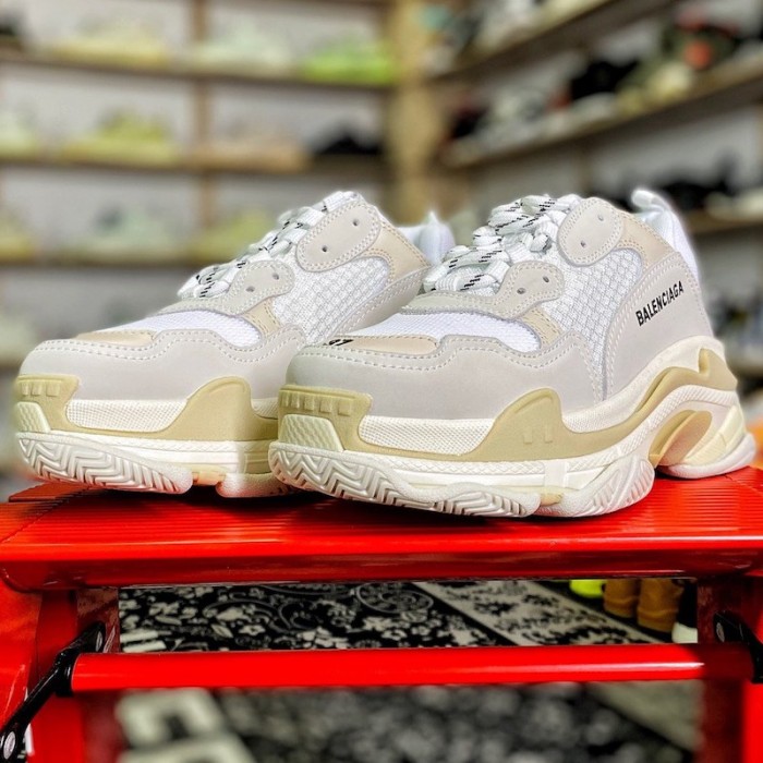 Ba*len*cia*ga triple s sneaker white color