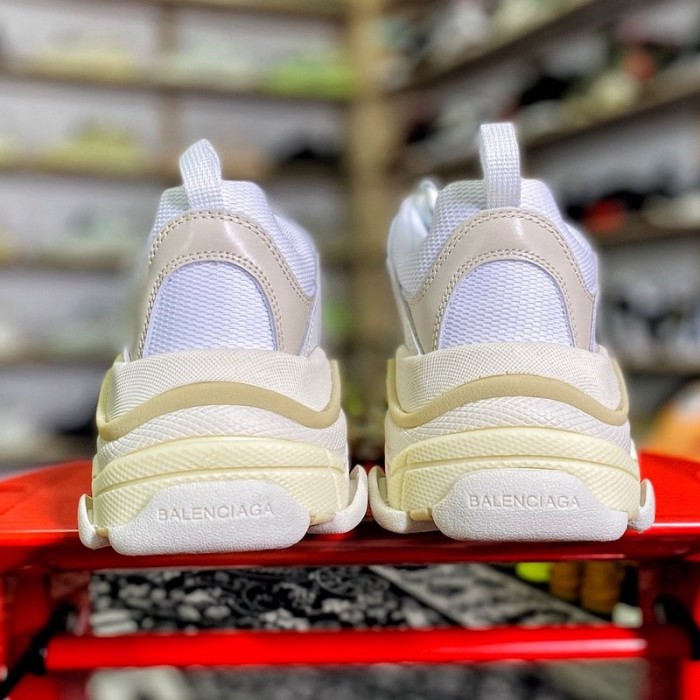 Ba*len*cia*ga triple s sneaker white color