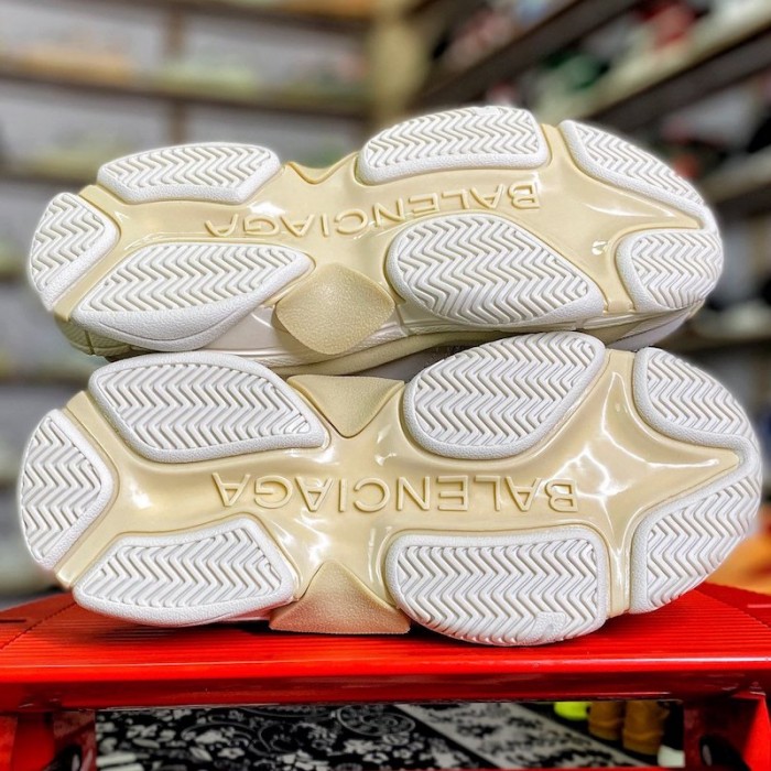 Ba*len*cia*ga triple s sneaker white color