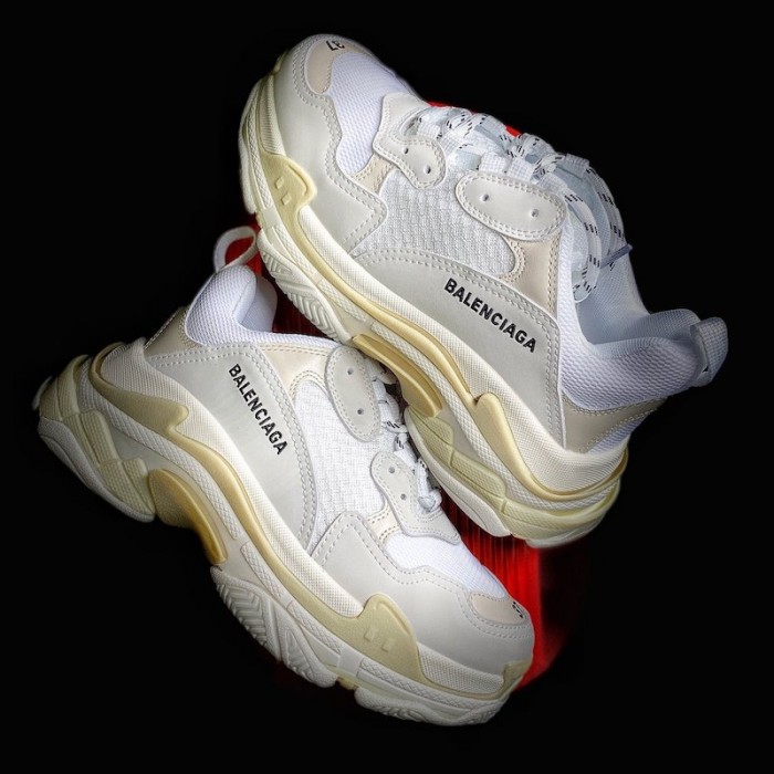 Ba*len*cia*ga triple s sneaker white color
