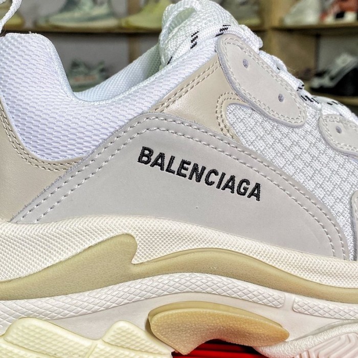 Ba*len*cia*ga triple s sneaker white color
