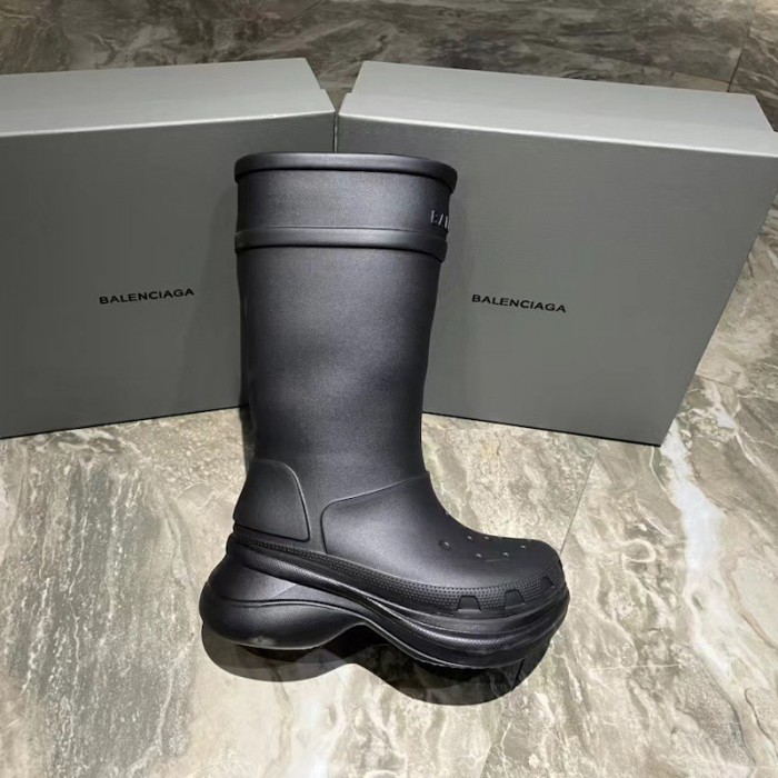 Ba*len*cia*ga crocs™ boot in black