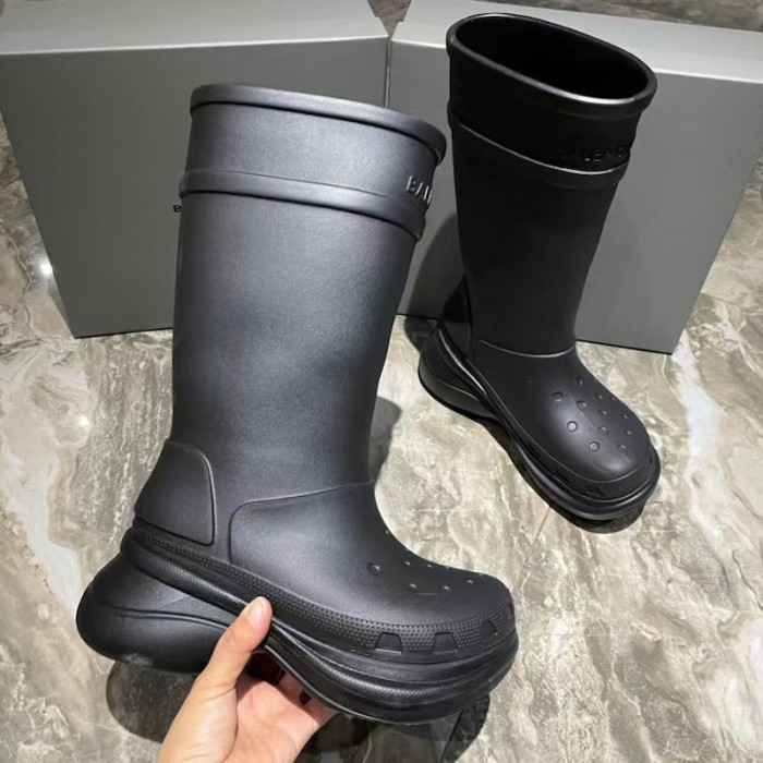 Ba*len*cia*ga crocs™ boot in black