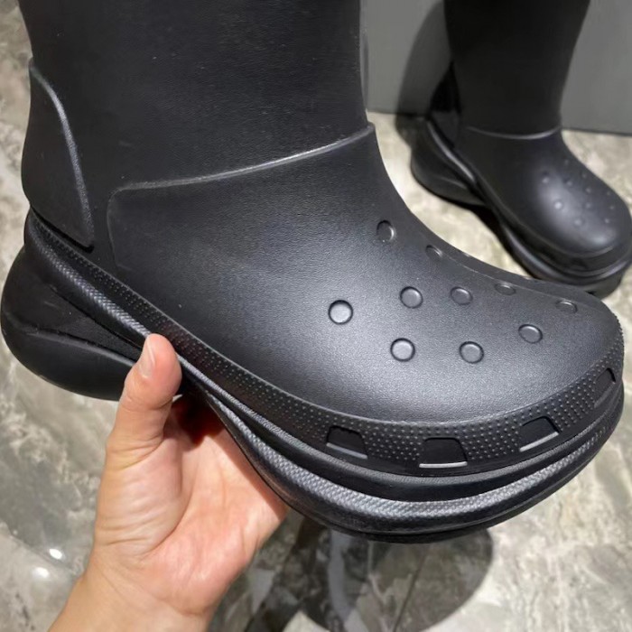 Ba*len*cia*ga crocs™ boot in black