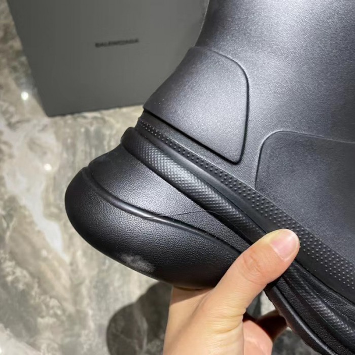 Ba*len*cia*ga crocs™ boot in black