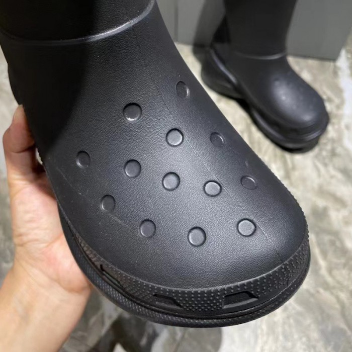 Ba*len*cia*ga crocs™ boot in black