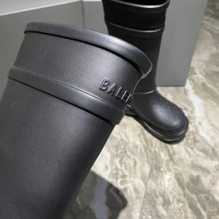 Ba*len*cia*ga crocs™ boot in black