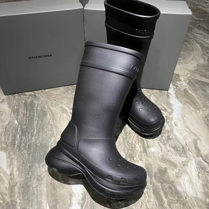 Ba*len*cia*ga crocs™ boot in black