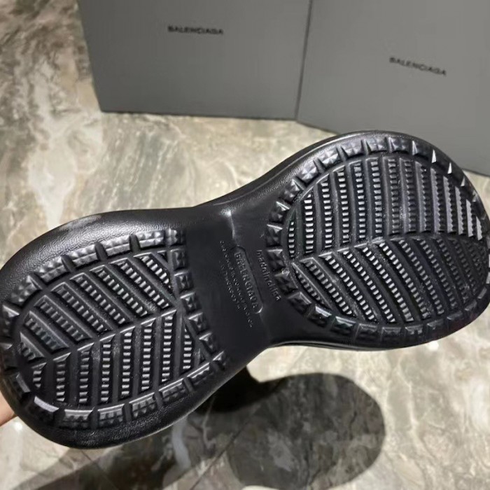 Ba*len*cia*ga crocs™ boot in black
