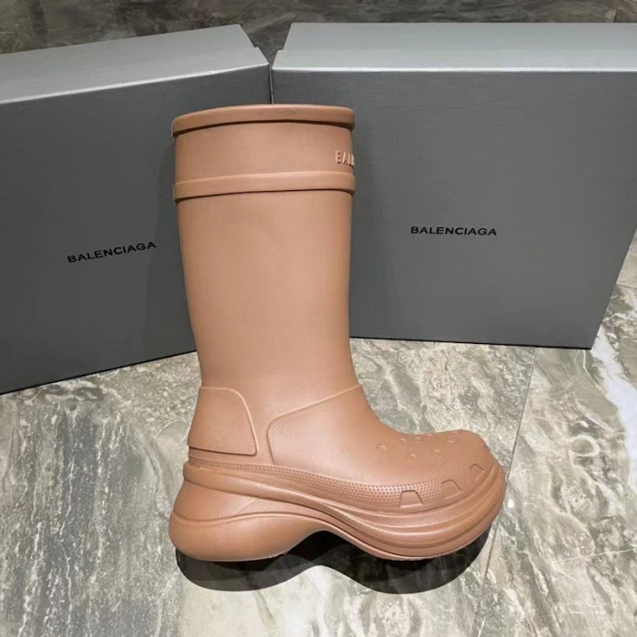 Ba*len*cia*ga crocs™ boot in brown