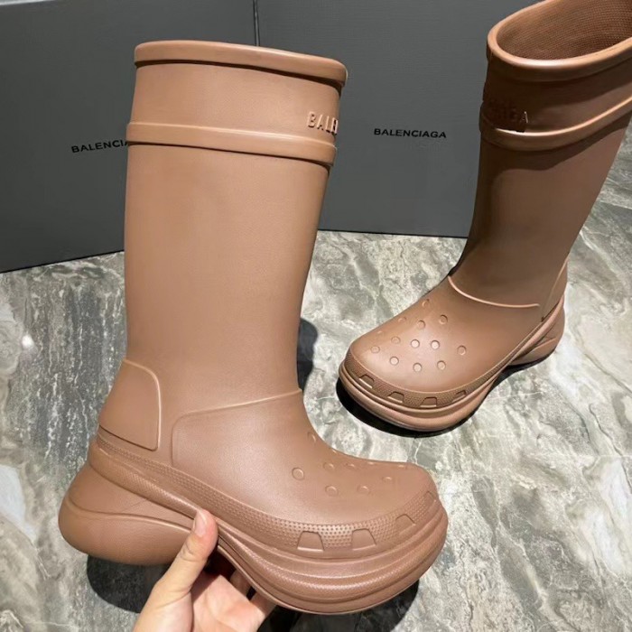 Ba*len*cia*ga crocs™ boot in brown