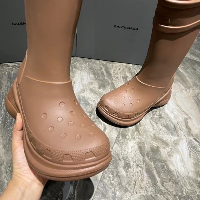 Ba*len*cia*ga crocs™ boot in brown