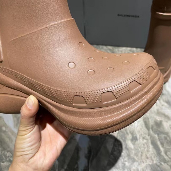 Ba*len*cia*ga crocs™ boot in brown