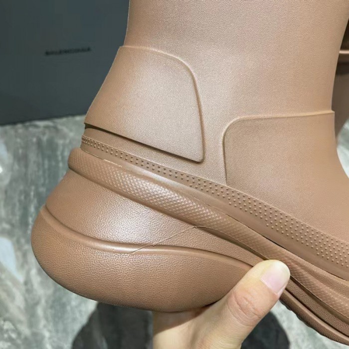 Ba*len*cia*ga crocs™ boot in brown