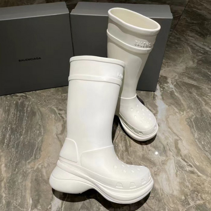 Ba*len*cia*ga crocs™ boot in white