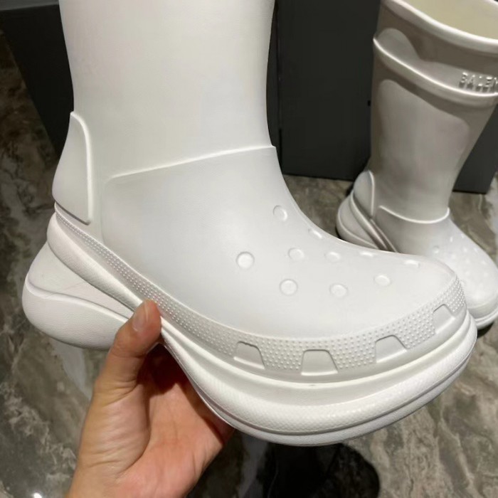 Ba*len*cia*ga crocs™ boot in white
