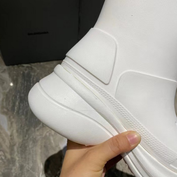 Ba*len*cia*ga crocs™ boot in white