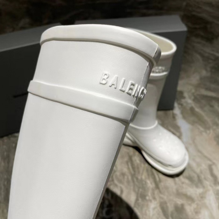 Ba*len*cia*ga crocs™ boot in white
