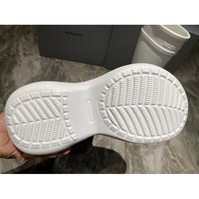 Ba*len*cia*ga crocs™ boot in white