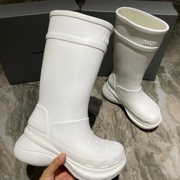Ba*len*cia*ga crocs™ boot in white