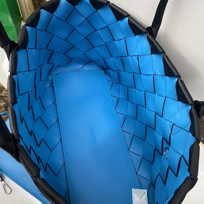 B V Tote in Intrecciato Nappa Leather Black / Blue