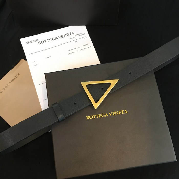B V Belt in smooth calf leather black / gold