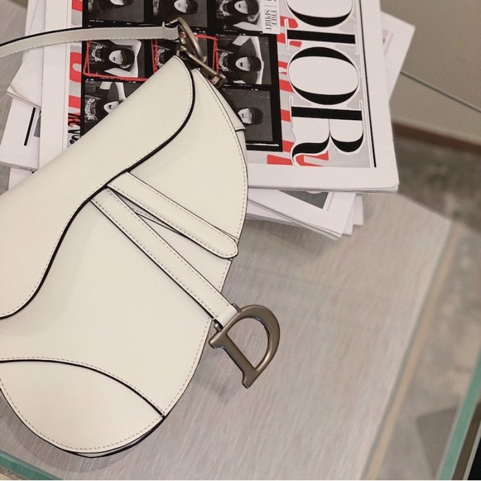 D*or saddle calfskin bag white