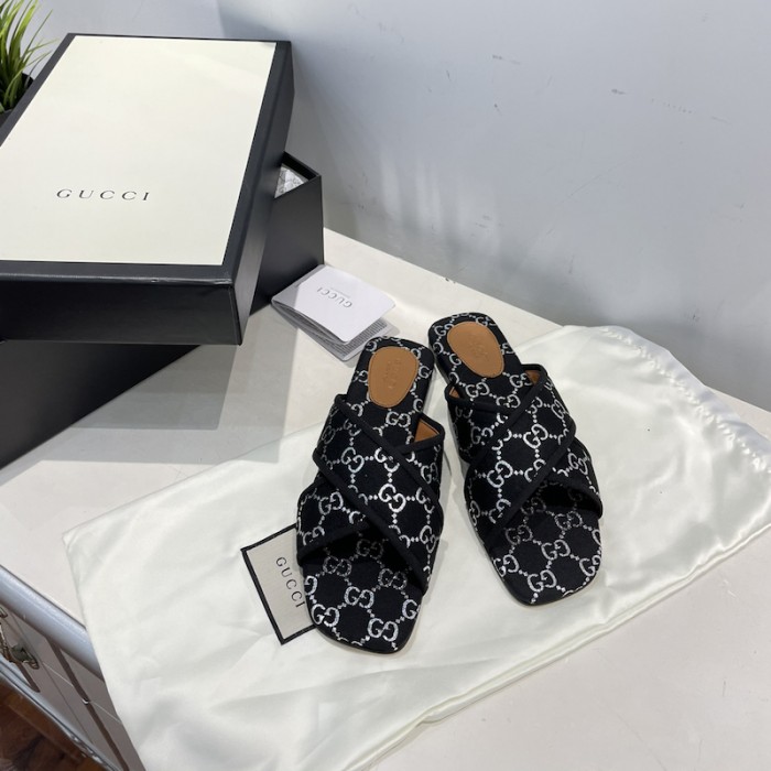 G*u*i women cross with square tow sandal black