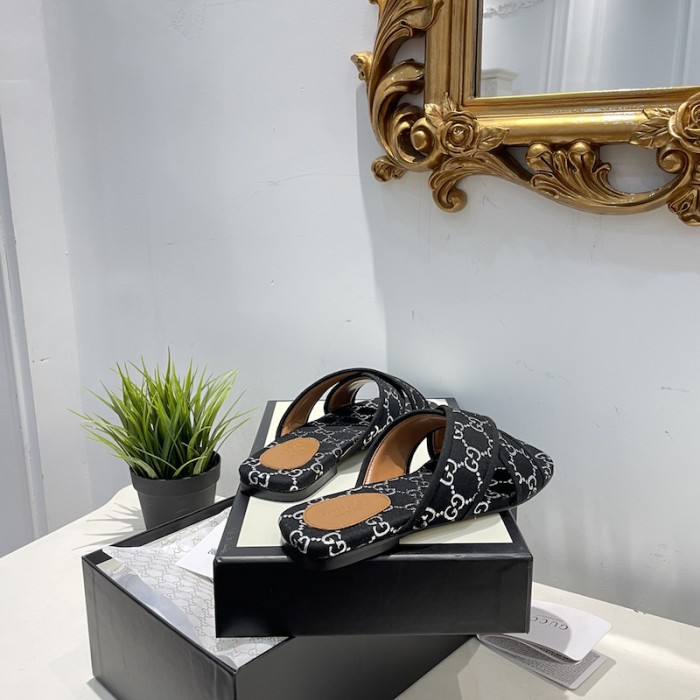 G*u*i women cross with square tow sandal black
