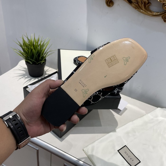 G*u*i women cross with square tow sandal black